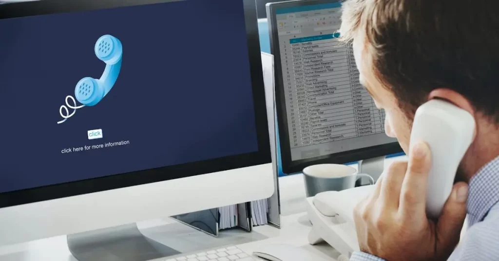 Agent de prospection téléphonique B2B en appel devant une liste de prospects